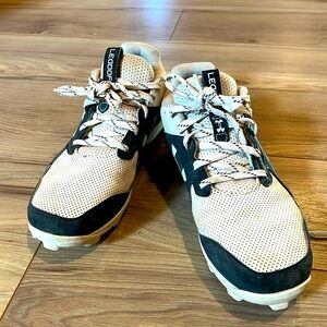 Under Armor boys baseball cleats size 6